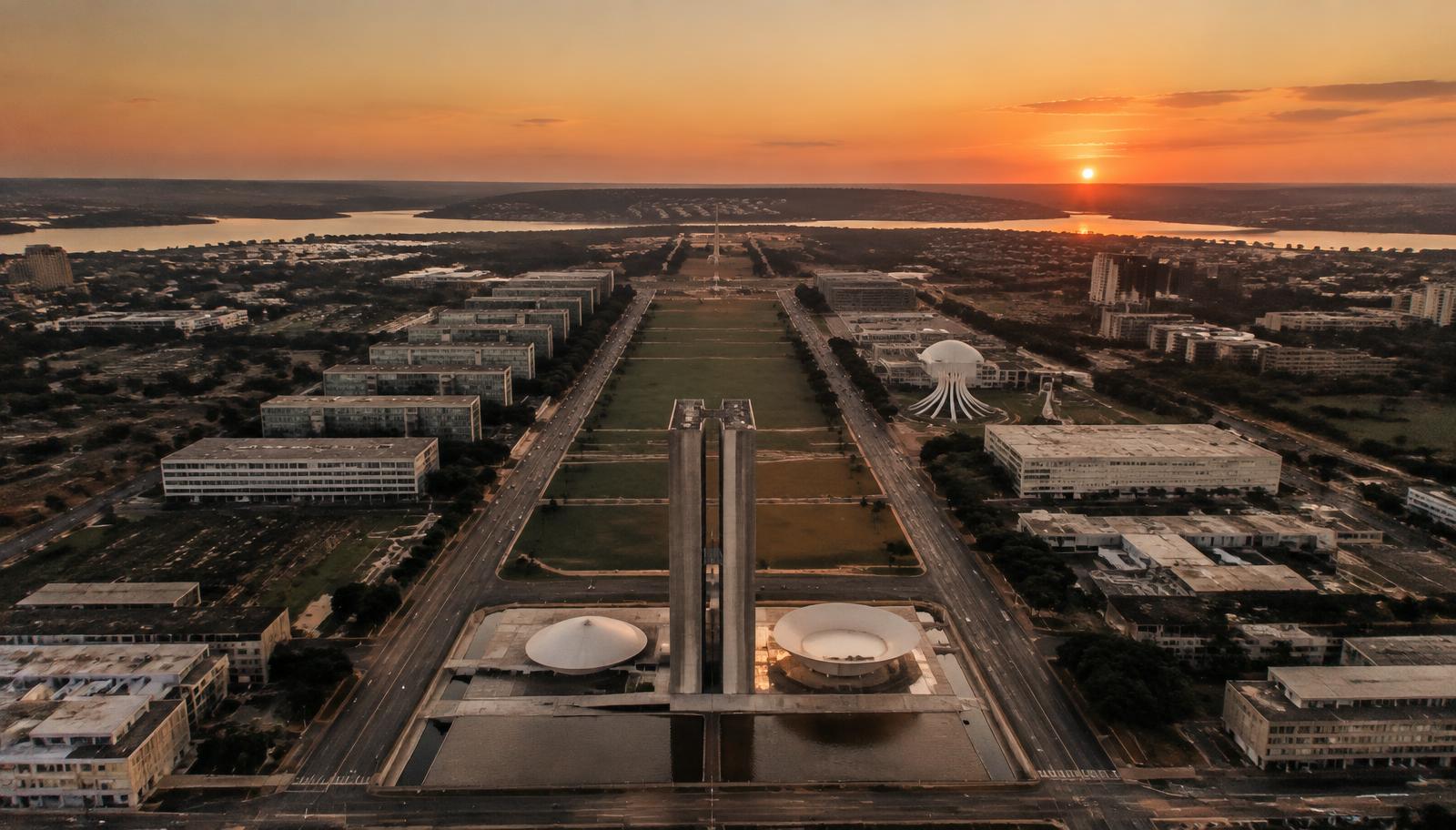 Vista aérea de Brasília ao entardecer